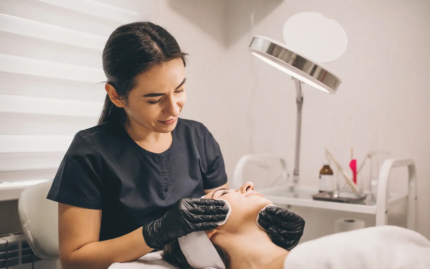 Esteticista sorrindo em atendimento